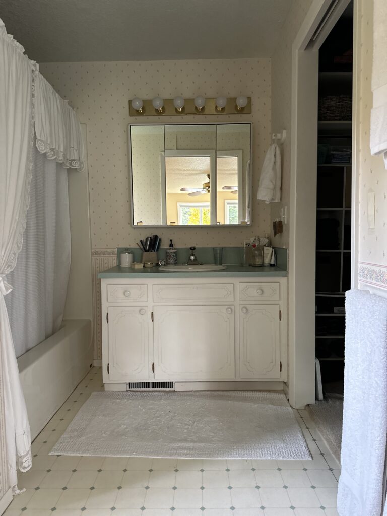 Outdated Corvallis bathroom in need of remodeling