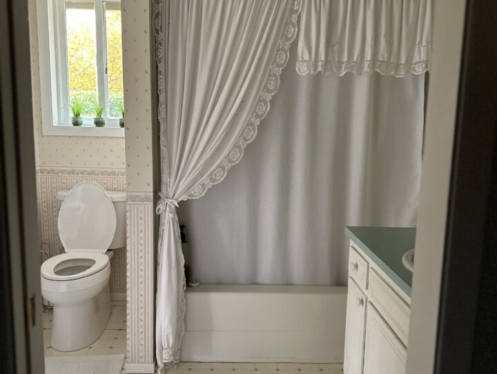 Outdated primary bathroom that needs remodel
